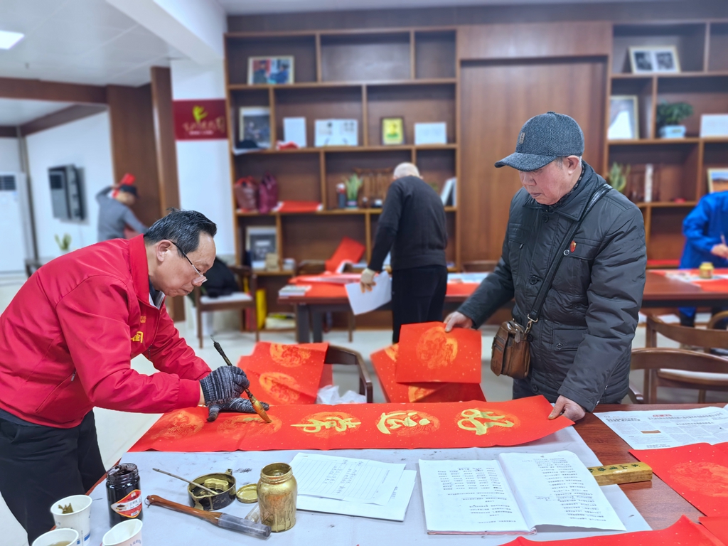 翰墨飘香传情谊 | 临湘市检察院邀请书法家为检察人员写春联送祝福迎新春