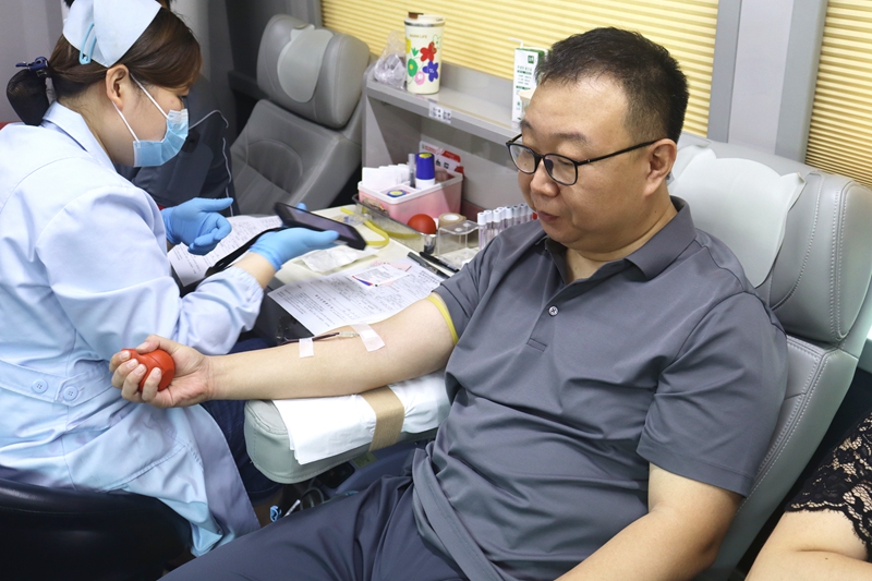热血汇聚 为爱延续——临湘市检察院开展无偿献血活动